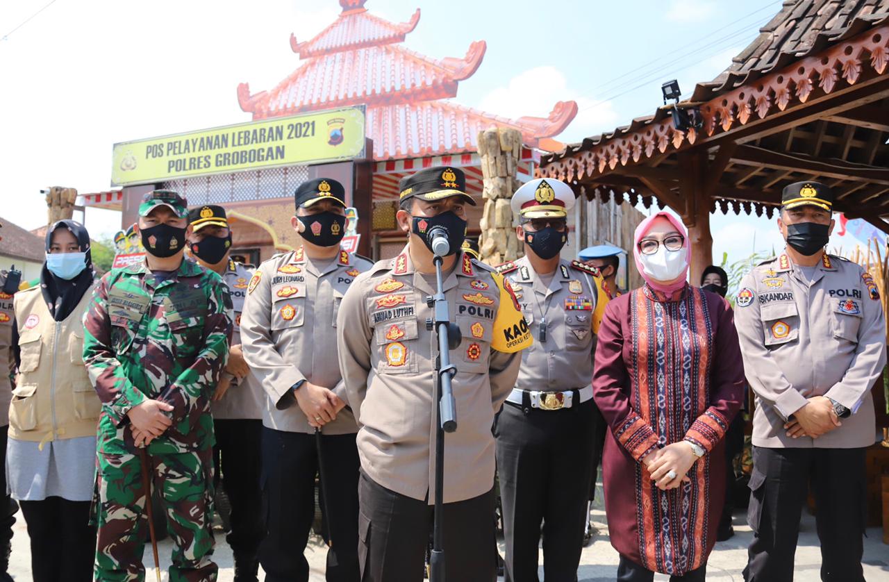 Kapolda Jateng saat di grobogan memantau posko terpadu penyekatan kendaraan pemudik