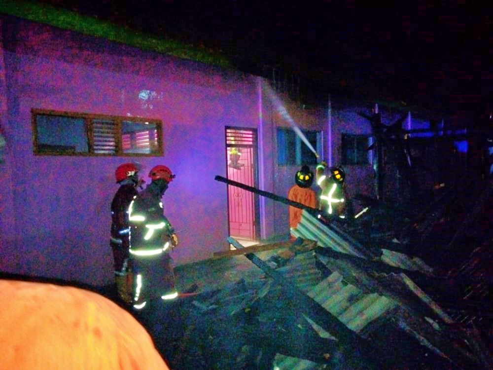 Pemangkasan kobaran api dari kebakaran kantin sekolah di daerah Windusari (6/5/2021)