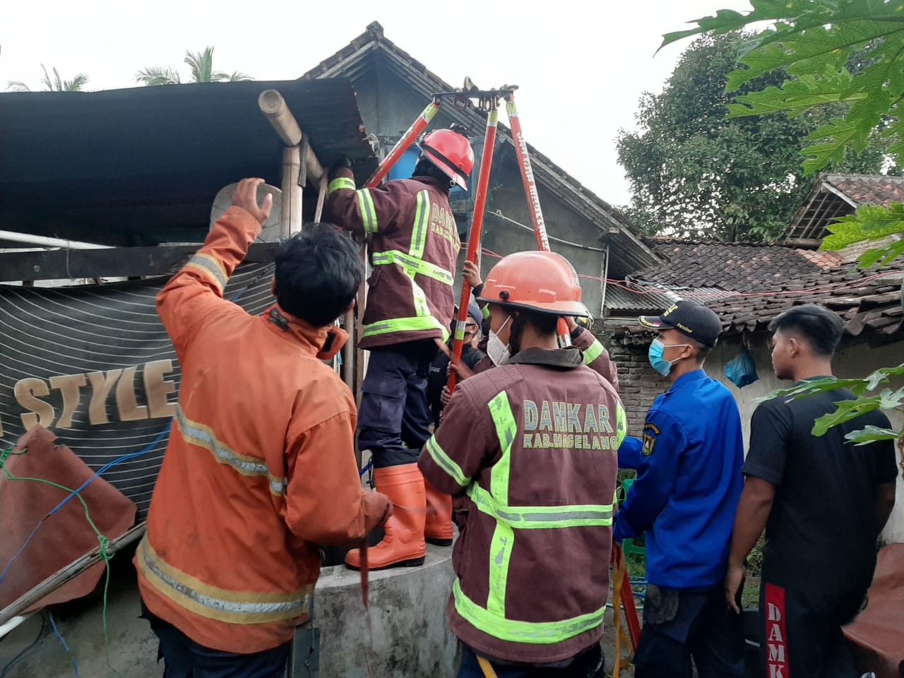 Petugas Damkar Kabupaten Magelang saat mengevakuasi gadis dari dalam sumur di Salam Magelang (9/5/2021)