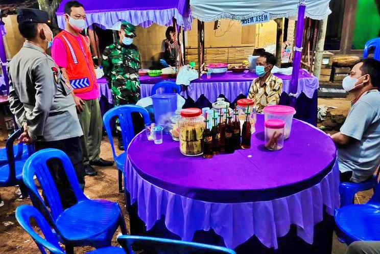 Petugas Gugus Tugas Covid bubarkan acara hajatan pernikahan. (foto: ist)