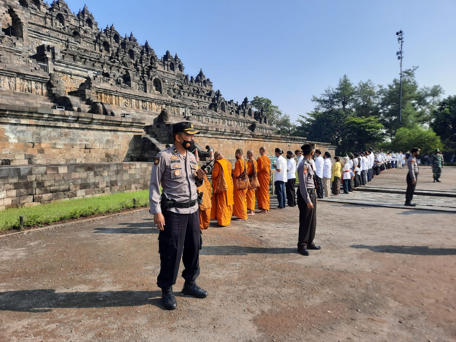 Petugas kepolisian lakukan pengamanan perayaan Waisak 2021 di Candi Borobudur