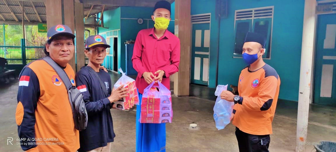 Relawan KEBTANA Salaman membagikan 300 nasi kotak