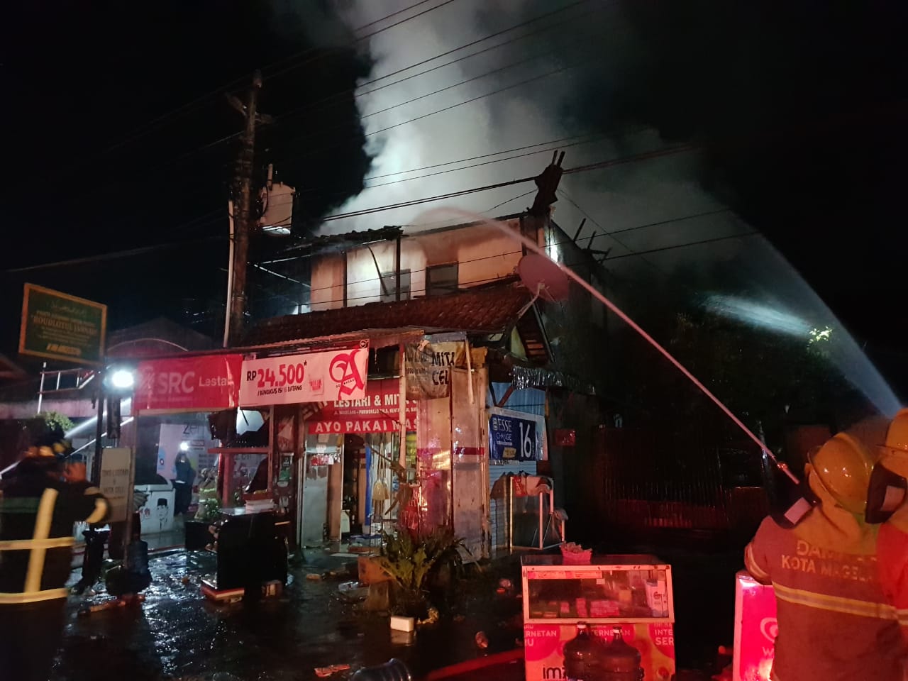 Ruko lantai dua di mertoyudan terbakar (19/5/2021)-(Foto: Damkar)