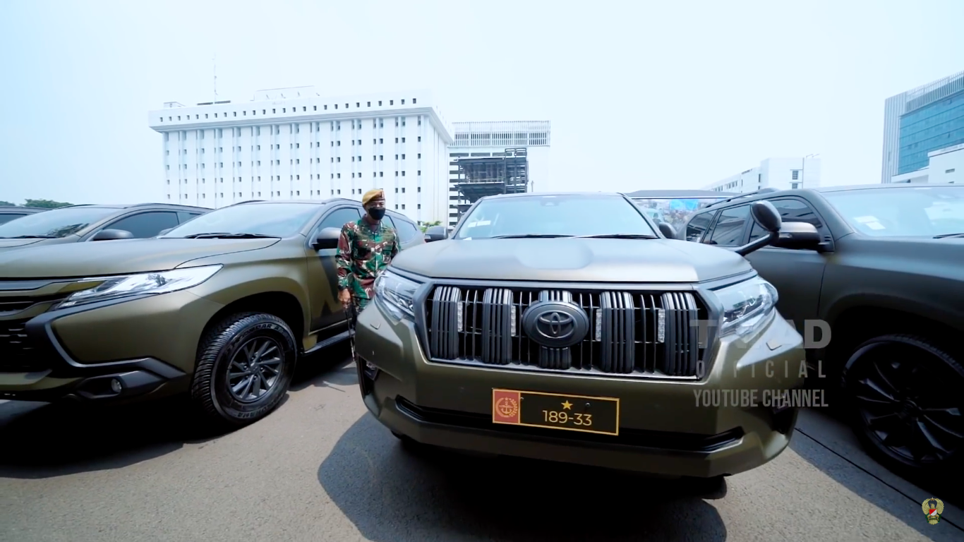 TERIMA KASIH: Danpussenarmed Mayjen TNI Totok Imam Santoso dan kendaraan dinas baru Land Cruiser Prado. (gambar: tangkapan layer)