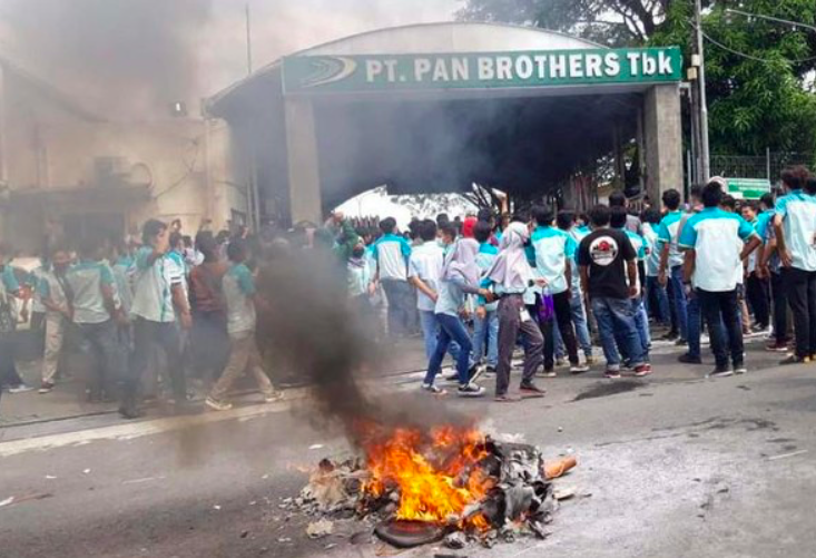 TUNTUT HAK: Demo buruh di kawasan Pabrik PT Pan Brothers Boyolali. (gambar: ist)