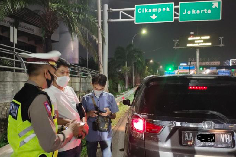TERJARING: 2 pengendara mobil asal magelang disetop polisi dalam razia penyekatan pemudik 2021, Kamis malam (6/5). (foto: ist)