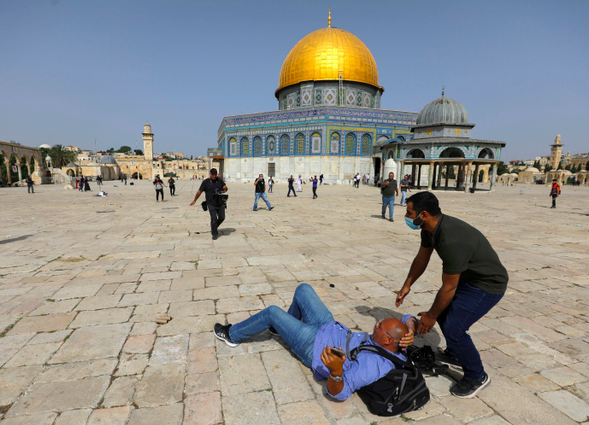 BENTROK: Sejumlah warga berlari selama bentrokan dengan aparat Israel di kompleks Masjid Al-Aqsa di Yerusalem. (foto: ist)
