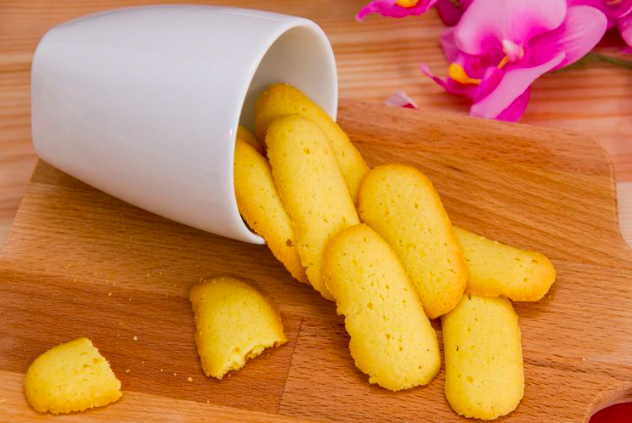 GURIH: Lidah Kucing, salah satu kue kering yang ditemui saat Lebaran. (foto: ist)