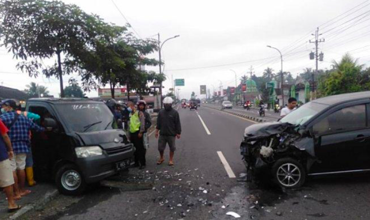 PECAH BAN: Pikap Grand Max dan Daihatsu Calya melintang usai bertabrakan di Tempel Sleman, Rabu (19/5).