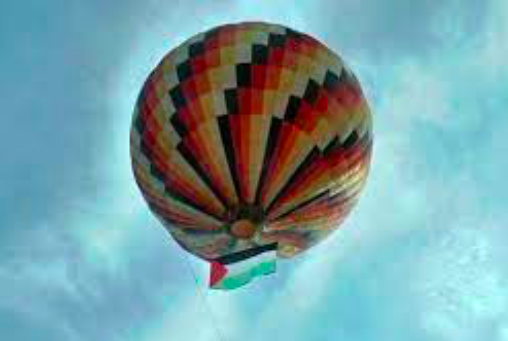 MENGUDARA: Balon udara yang terbang di Wonosobo mengibarkan bendera Palestina. (gambar: ist)