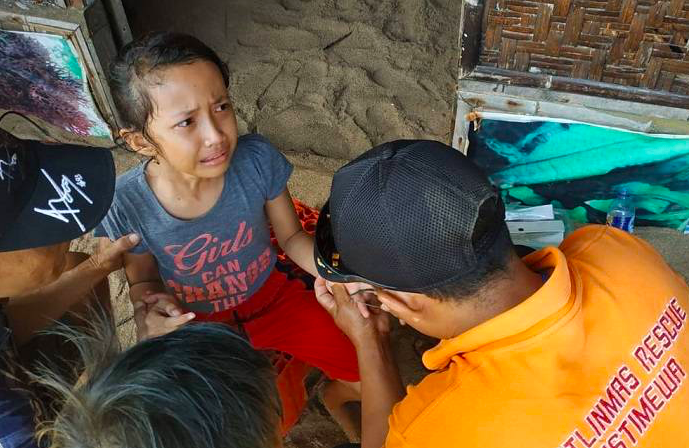 SAKIT: Seorang bocah mendapat perawatan usai tersengat ubur-ubur di Pantai Parangtritis. (foto: ist)