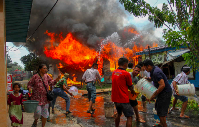 SIRAM: Kebakaran diduga akibat hubungan arus pendek hanguskan beberapa rumah. (foto: ilustrasi)
