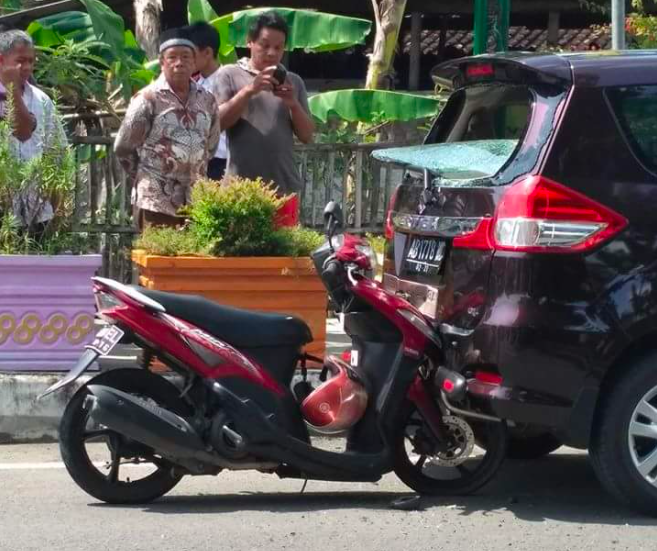 DUAR: Sebuah sepeda motor ringsek usai menabrak mobil yang berhenti. (gambar: ilustrasi)