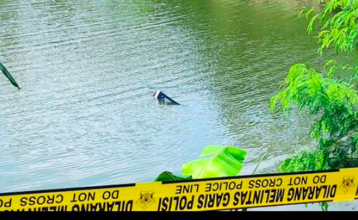 KECELAKAAN: Sebuah helikopter latih tipe Robinson R44 jatuh ke danau Cibubur, Jumat siang (28/5)