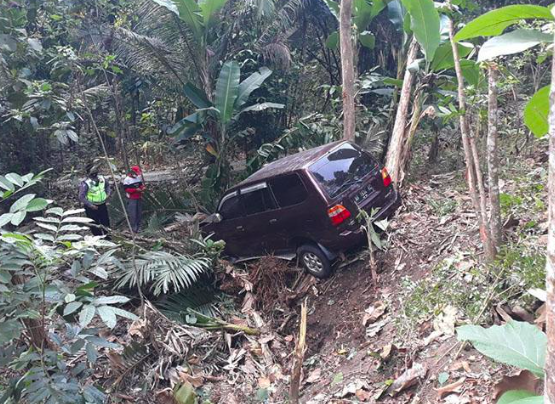 Diduga Sopir Ngantuk, Toyota Kijang Nyemplung ke Jurang