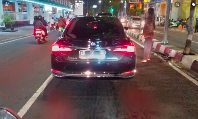 LAMPU MERAH: Meski seorang bangsawan, Sri Sultan HB X tidak ingin diprioritaskan dan memilih berhenti ketika lampu merah di traffic ligh menyala. (foto: ist)