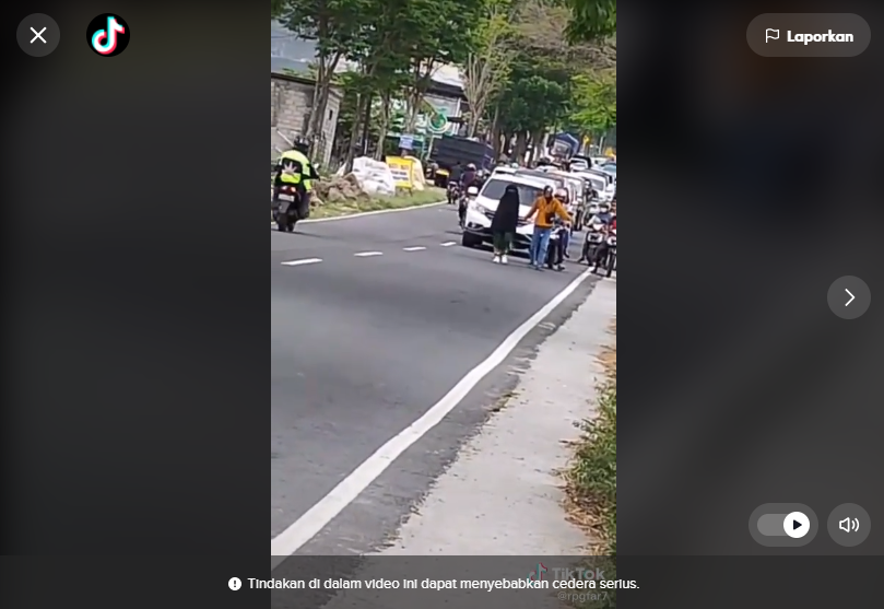 Viral!!! Perempuan Berjalan di Tengah Jalan Raya, Aksinya Bikin Macet