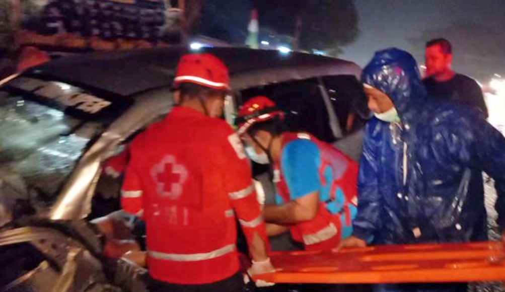 Sukarelawan PMI Sragen mengevakuasi korban laka adu banteng mobil di Sambungmacan, Sragen,