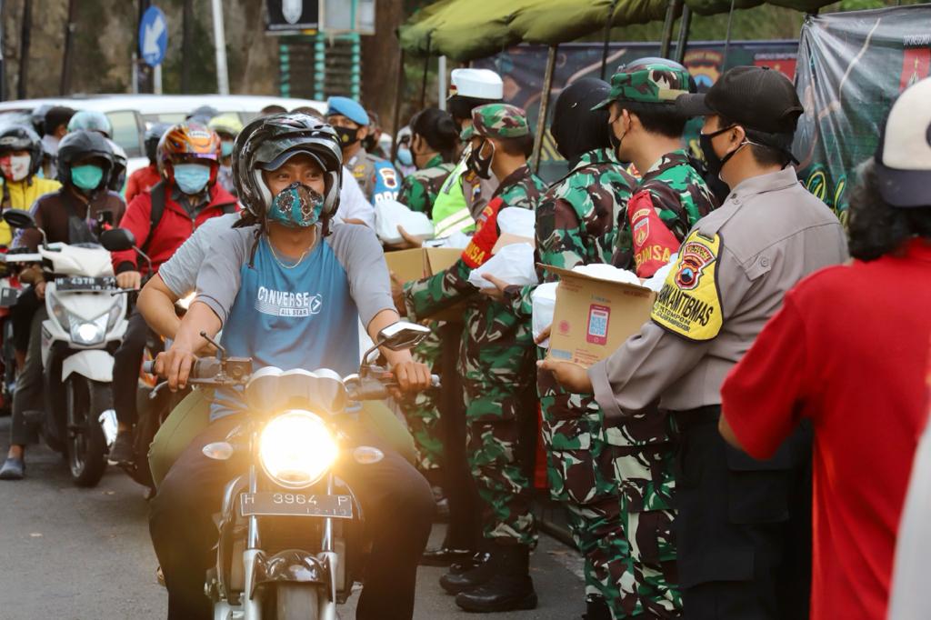 TNI Pori di Jateng serentak bagi takjil gratis