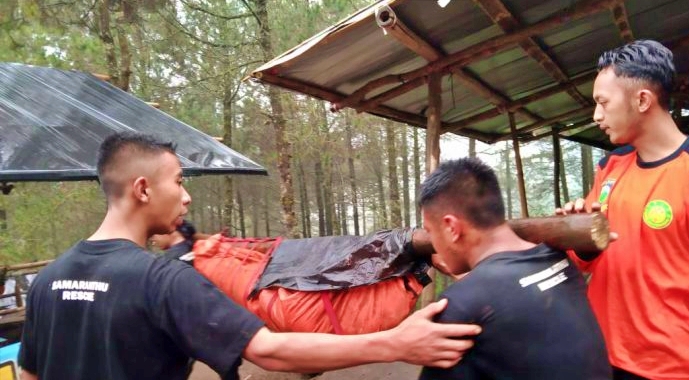 Tim SAR dan relawan saat poses evakuasi pendaki yang meninggal dunia di Gunung Slamet, jalur Bambangan (24/5/2021)_foto relawan