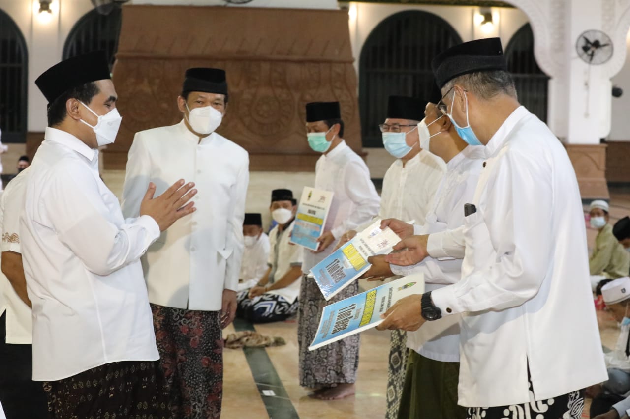 Wagub Jateng Taj yasin serahkan bantuan intensif