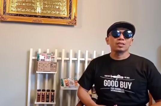 PEDULI: Azis Syaiful Anas dengan kaus ’Eternal Love Patrol’ yang diproduksinya untuk patungan membeli kapal selam pengganti KRI Nanggala-402. (gambar: @emyrwear)