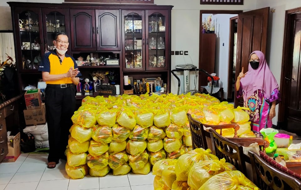 Peduli Sesama, Mantan Hakim Pajak di Jakarta Bagikan Ratusan Paket Sembako Ke Warga Magelang