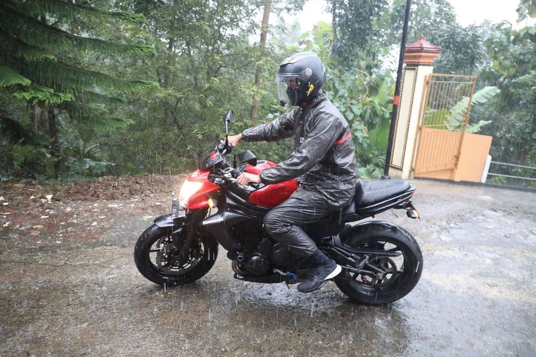 SANGAR: Gubernur Ganjar menerjang hujan saat blusukan dengan moge di Kabupaten Magelang. (dok. pribadi)