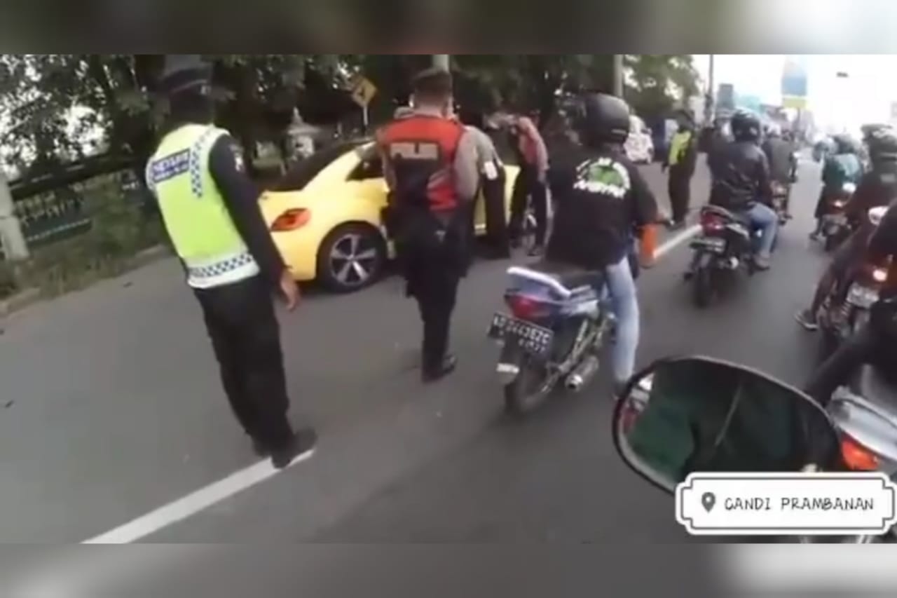 Nekat!!! Mobil VW Kuning Terobos Penyekatan hingga Tabrak Polisi