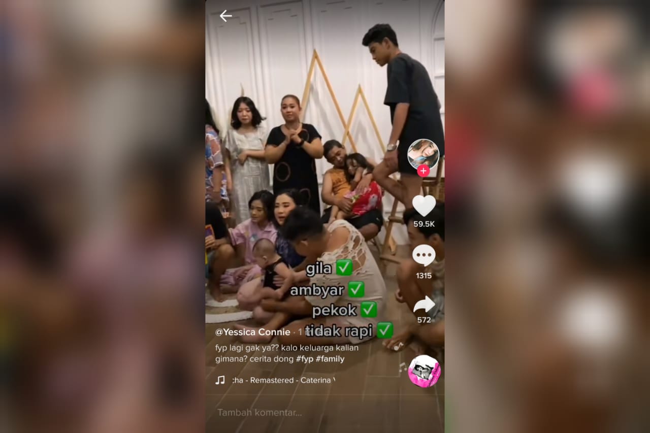 Unik!!! Foto Keluarga Ini Pakai Konsep Anti Mainstream