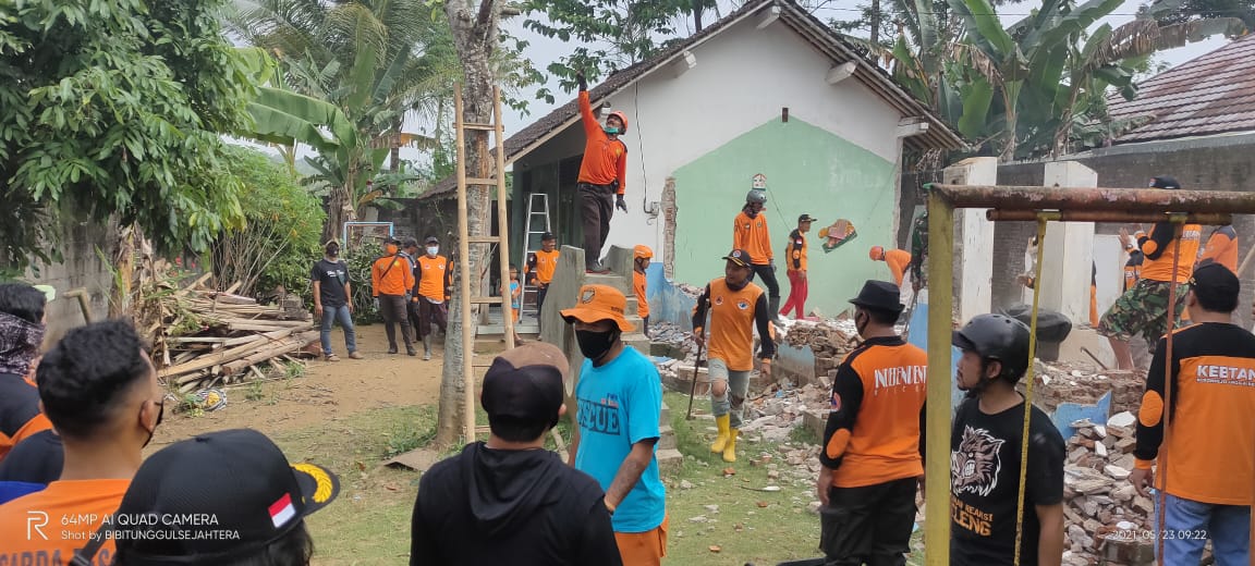 Bakal Dibangun Lagi, Sejumlah Relawan Gotong Royong Bongkar Gedung Sekolah di Kebonrejo Salaman