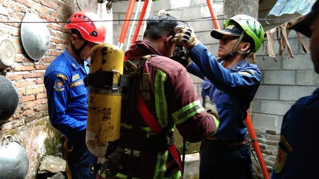 Petugas Damkar Kabupaten Magelang Selamatkan Kucing yang Jatuh ke Sumur di Muntilan