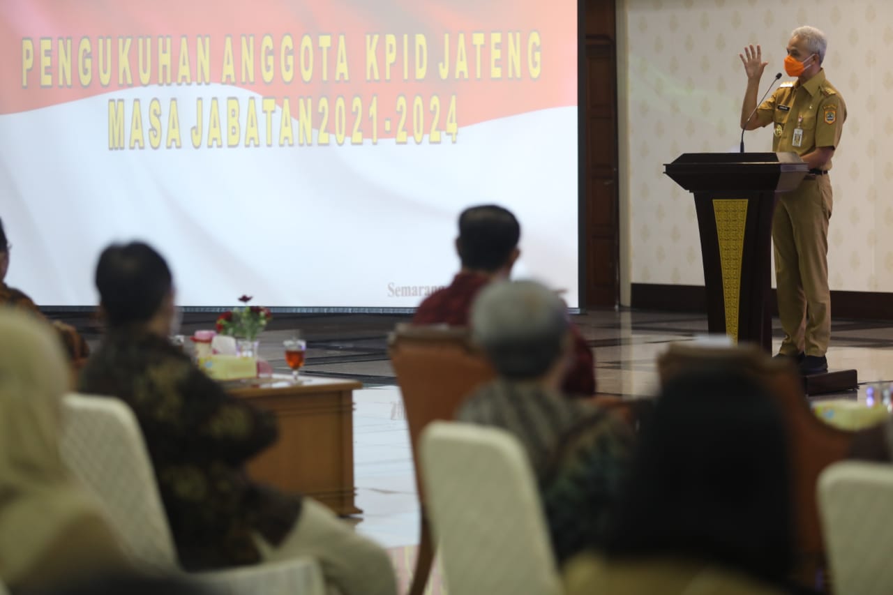 Lantik Komisioner KPID Jateng, Ganjar Minta Adanya Pengawasan Konten Youtube