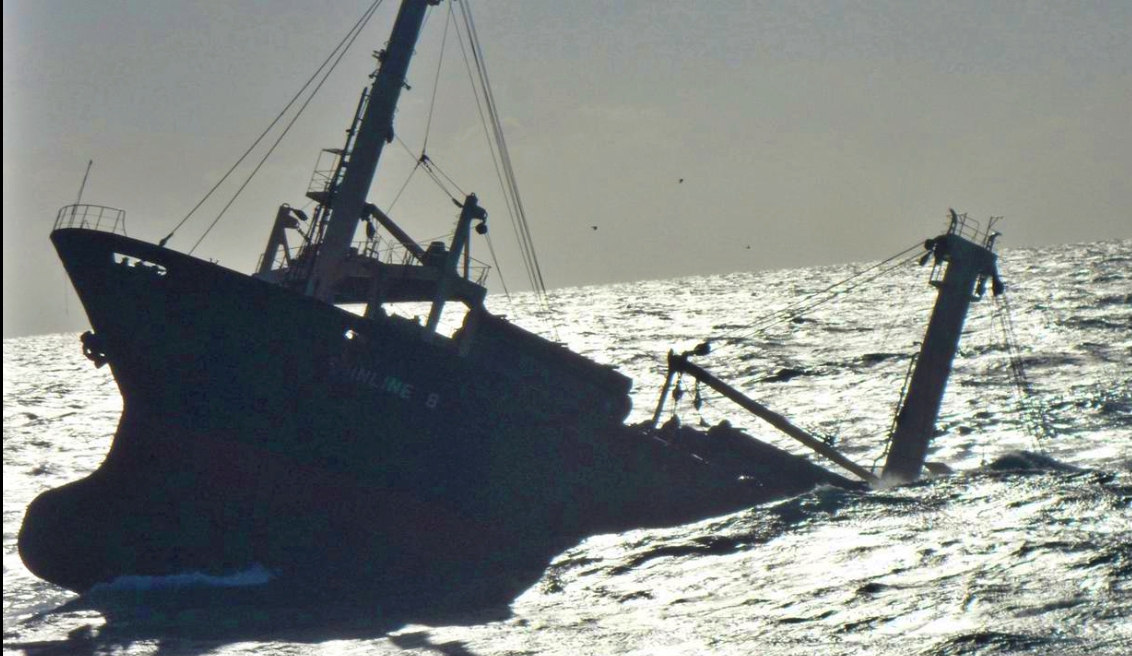 ilustrasi kapal tenggelam