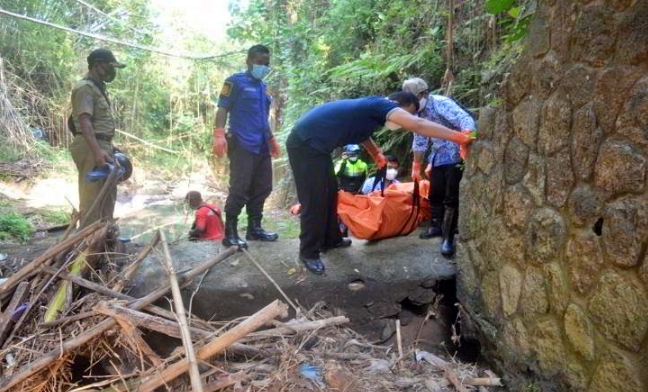 mayat ridwan saat dievakuasi dari bawah jembatan oleh petugas
