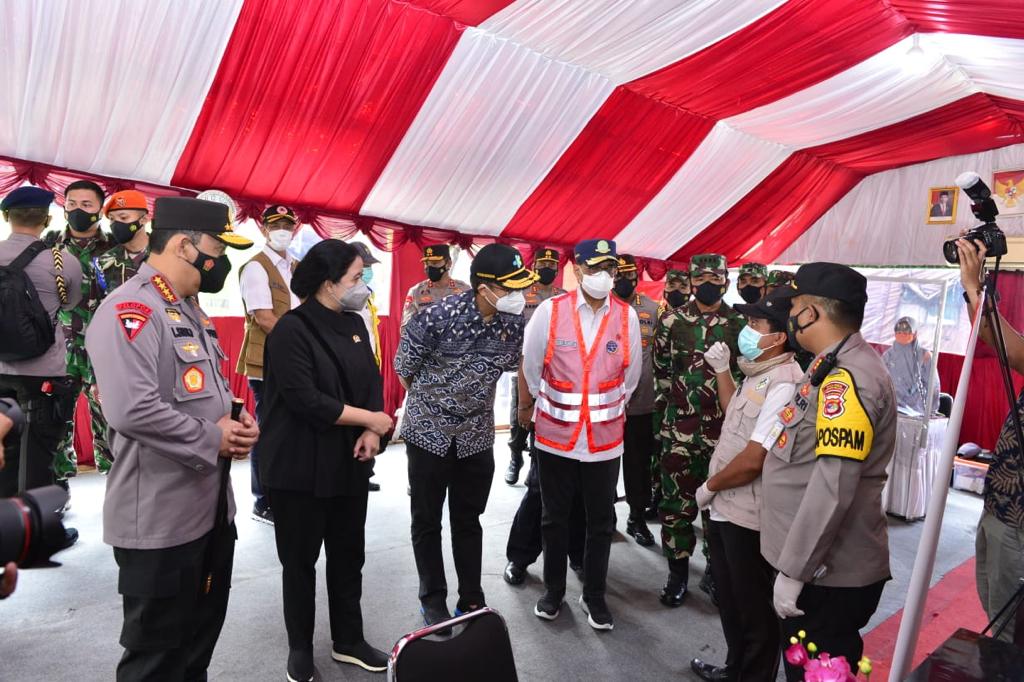 Panglima TNI Marsekal Hadi Tjahjanto bersama Kapolri Jenderal Listyo Sigit Prabowo dan Ketua DPR RI Puan Maharani meninjau posko penyekatan check point Pelabuhan Bakauheni Lampung