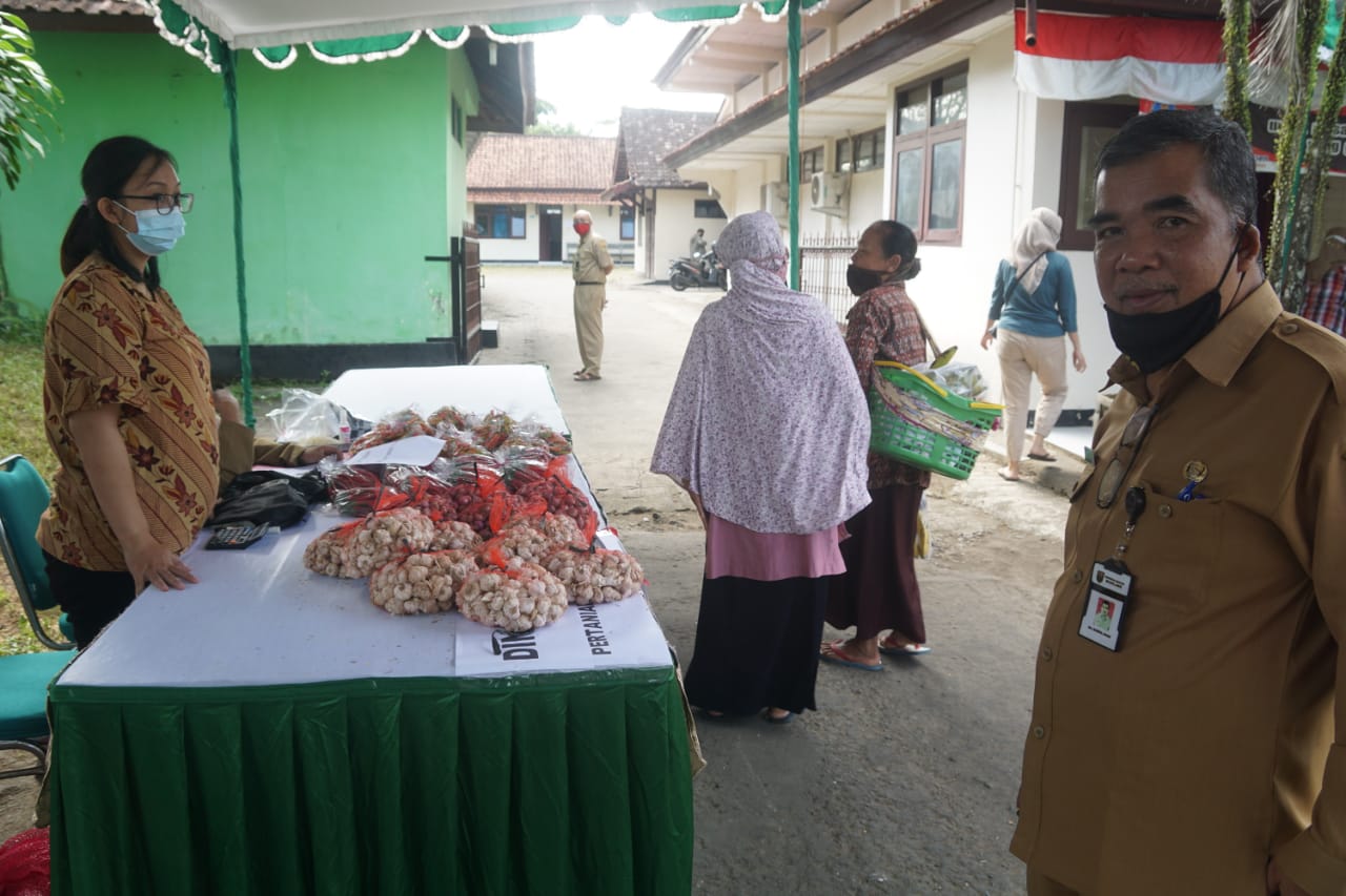 salah satu stand pasar murah yang dibuka oleh Pemkab Magelang