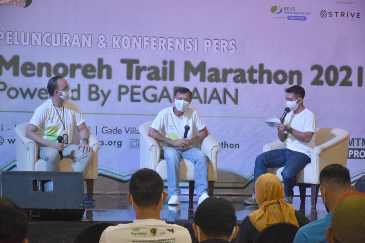Kiri Andi Mujiyanto dari BPJS Ketenagakerjaan, Bpk Musonif dari Pegadaian dan MC dari Menoreh Trail Marathon 2021 sedang Talkshow di Artos Mall