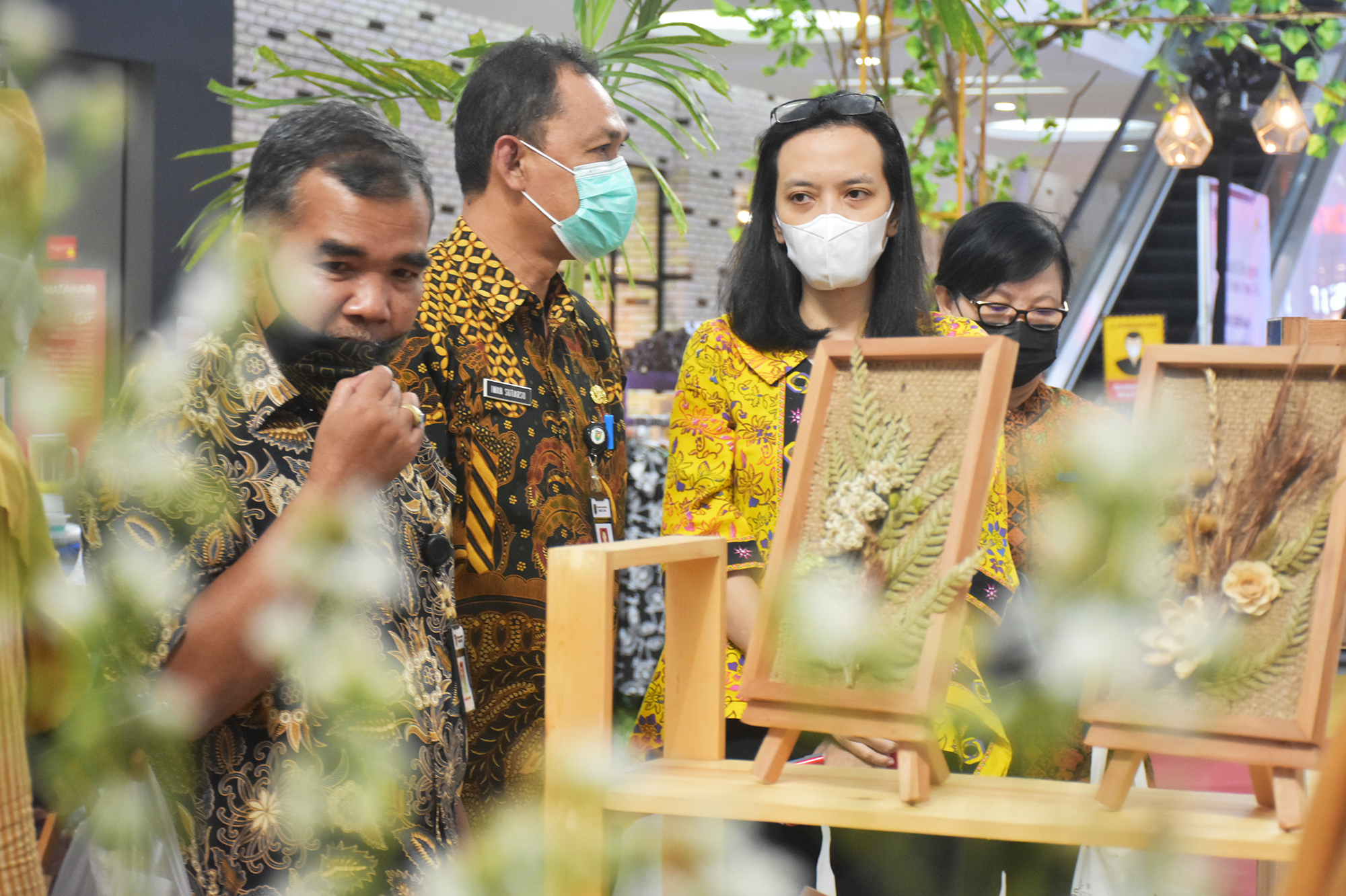 Iwan Sutiarso Meninjau Peserta Pameran Didampingi Ib Saparina Tri Hapsari selaku GM Artos Mall