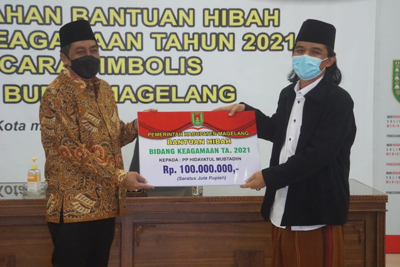 Bupati Magelang, Zaenal Arifin saat menyerahkan Bantuan Hibah Keagamaan Secara Simbolis.