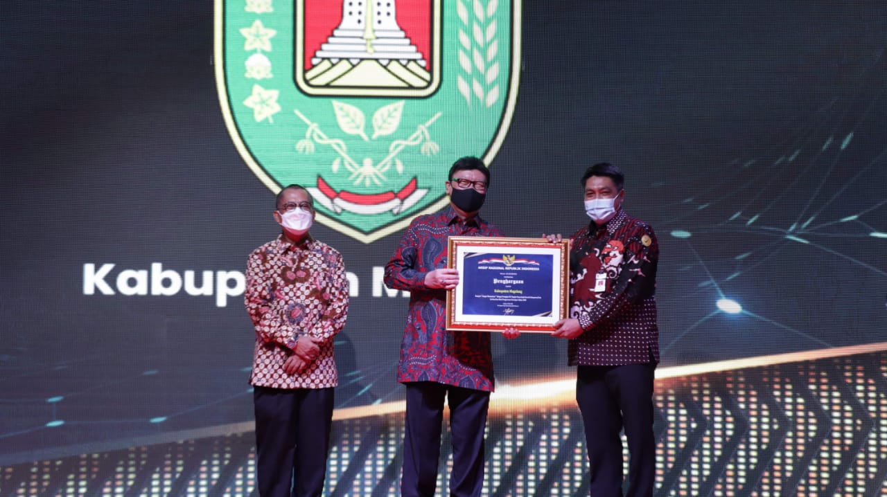 Bupati Magelang menerima penghargaan soal tata kelola kearsipan di Pemkab