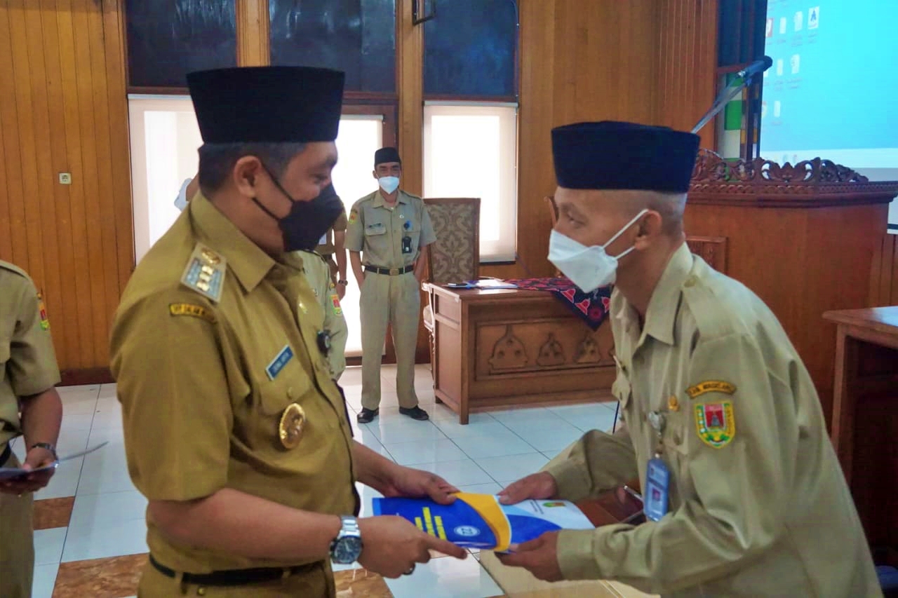 Bupati Magelang menyerahkan SK Pensiun secara simbolis kepada PNS di Lingkungkan Pemkab yang purna tugas (14/6/2021