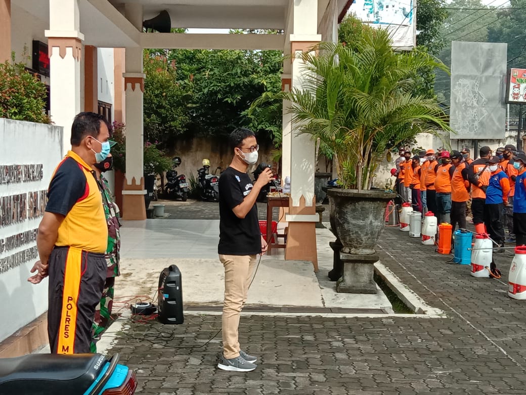 Camat dan Kapolsek Salaman saat memberikan arahan kepada relawan sebelum lakukan penyemportan massal dan pembagian masker (25/6/2021)