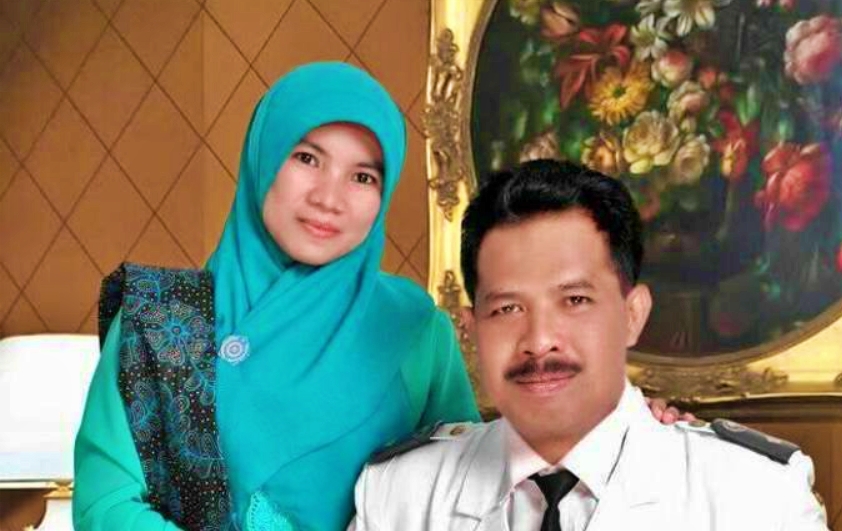 Foto Viki Alfiyanti bersama suaminya yang seorang kades.