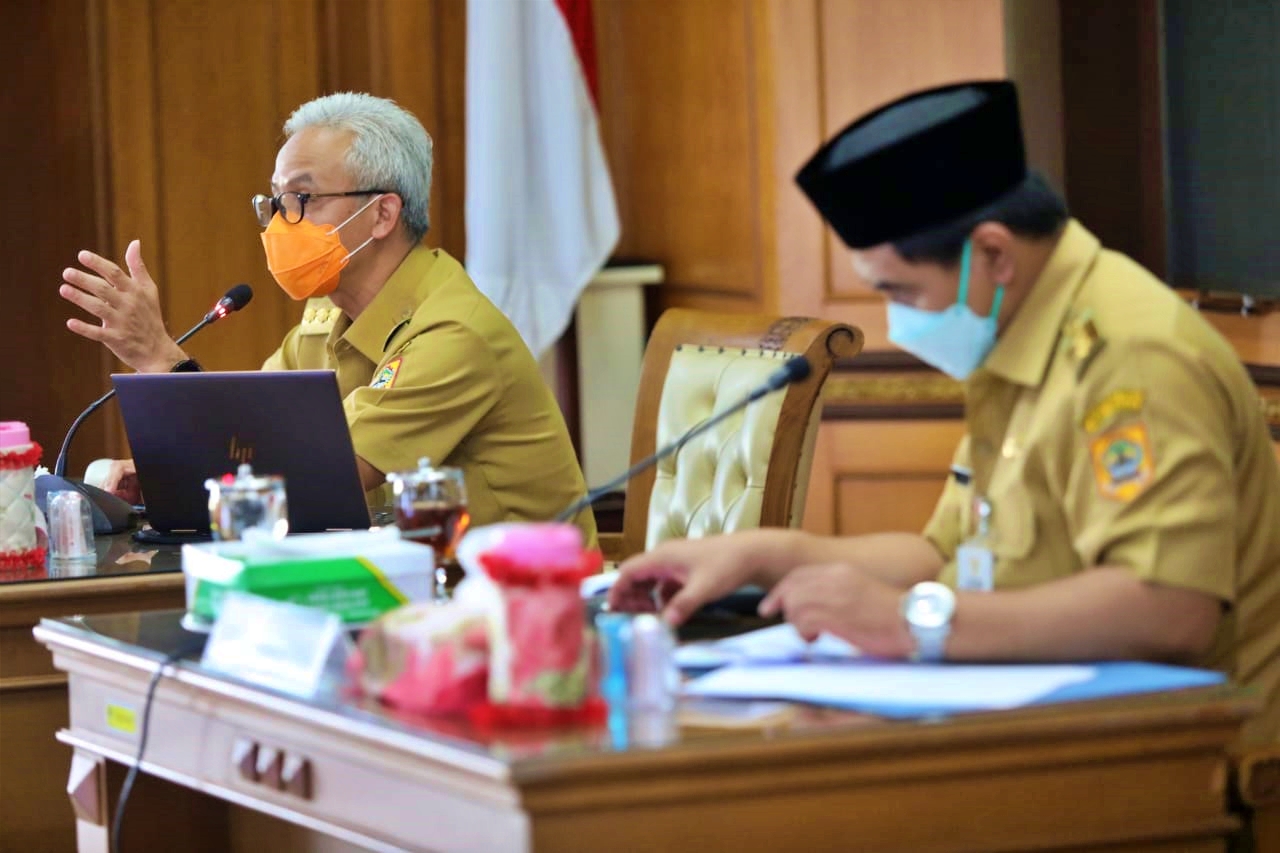 Ganjar Pimpin rapat penanganan Covid-19