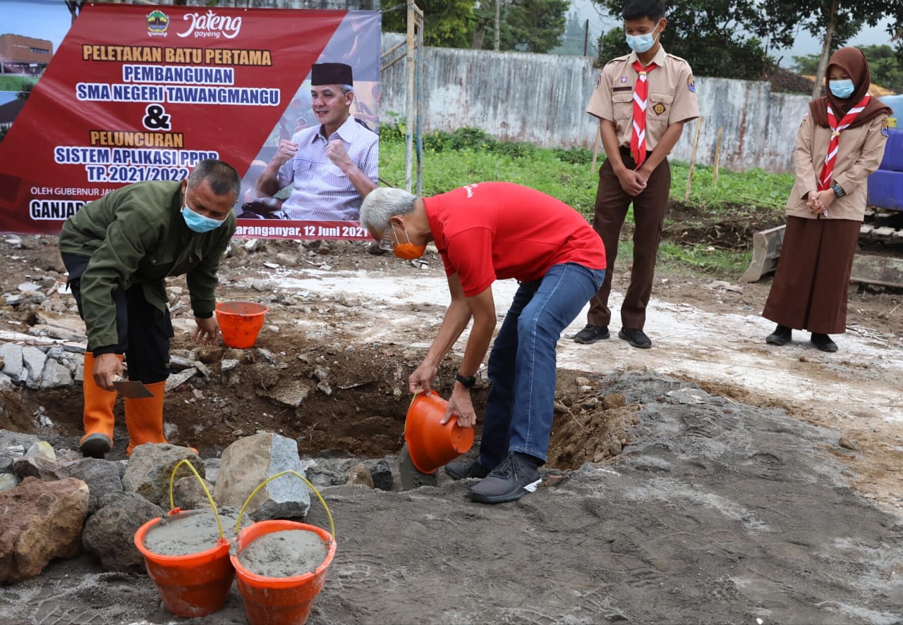 Ganjar lakukan peletakan batu pertama pembangunan SMA Negeri di Kecamatan Tawangmangu (12/6/2021)-(Foto: ihr)
