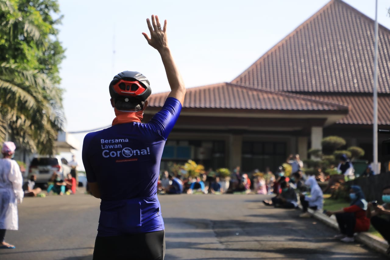 Ganjar saat berikan semangat pasien covid yang sedang isolasi