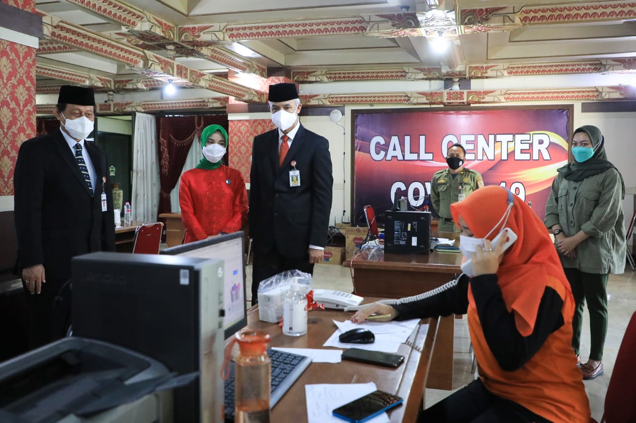 Ganjar saat meninjau call center covid-19 Pemprov Jawa Tengah
