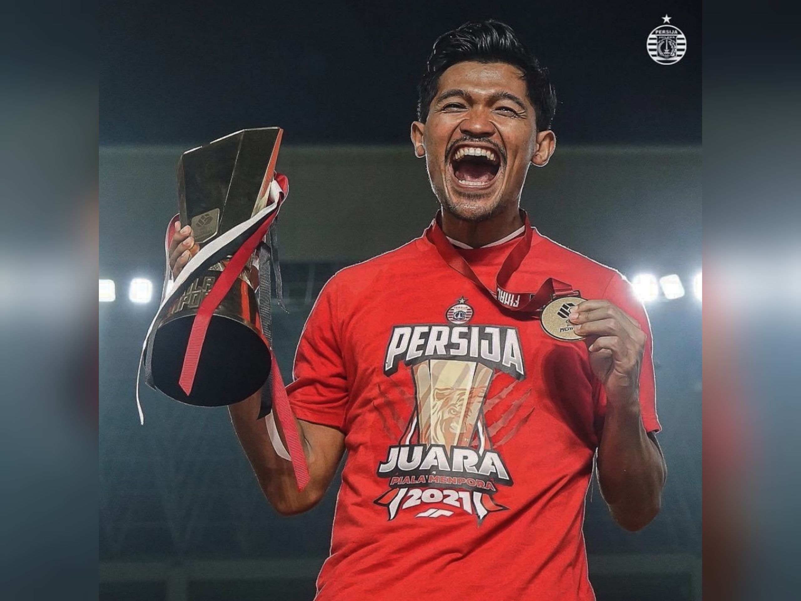 JUARA: Heri Susanto, pesepakbola kelahiran Ngargogondo, Borobudur, Kabupaten Magelang angkat trofi Piala Menpora 2021. (foto: instagram @hersus94)