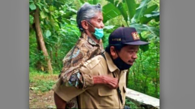 Kadus di Borobudur ini gendong warga yang lansia untuk vaksinasi